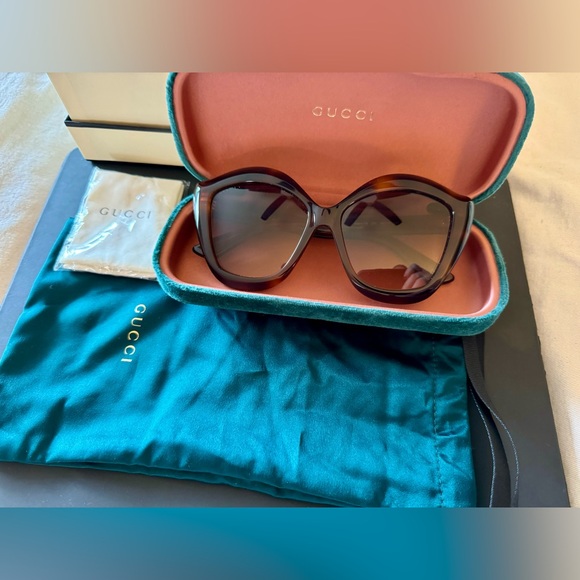 RARE GUCCI Vintage Tortoise
Brown Gradient Cat Eye Ladies Sunglasses - Picture 3 of 16